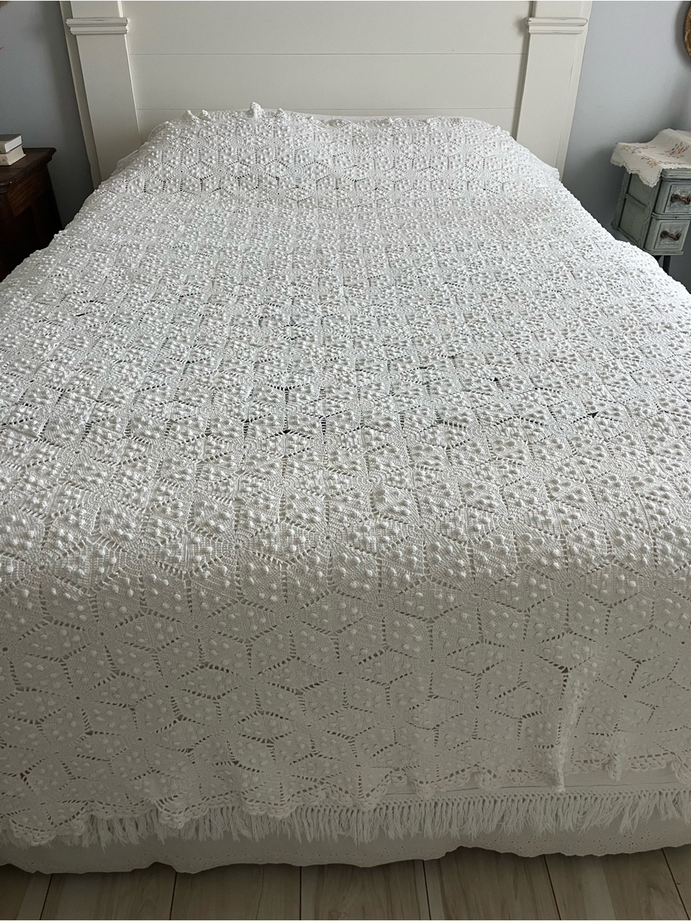 Vtg Handmade Snowflake Popcorn Crochet Bedspread Coverlet Scalloped 92×76 Heavy